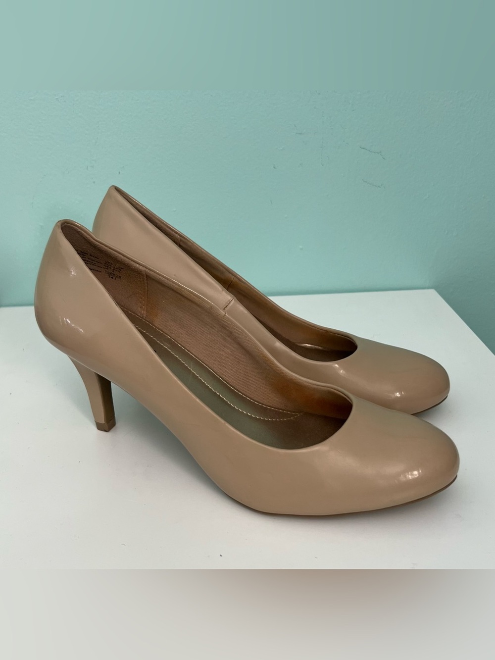 comfort plus by Predictions Beige Patent Round-Toe Pump Heels